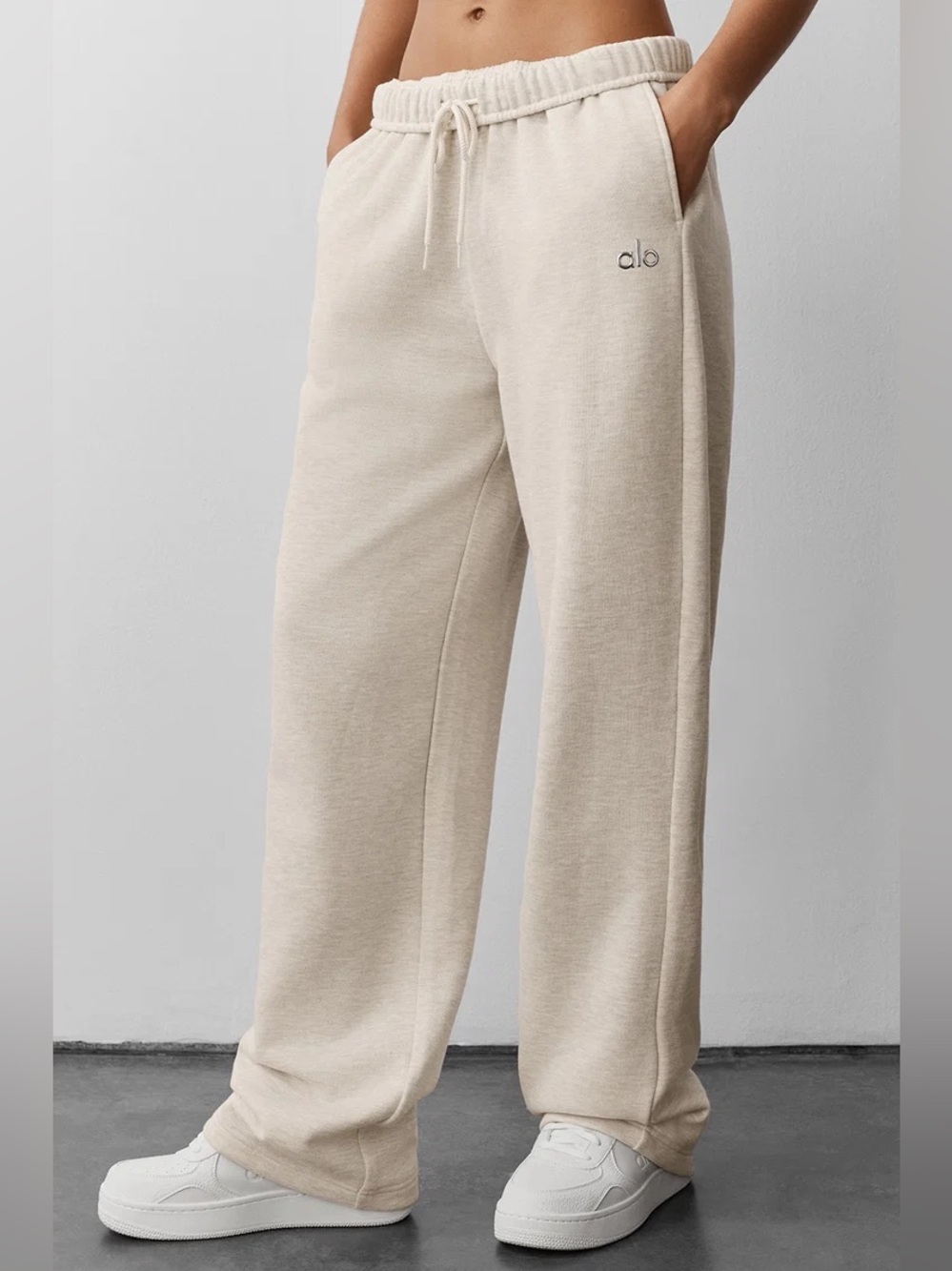 Alo Yoga Accolade Straight Leg Sweatpant in Oatmeal Heather Size Small